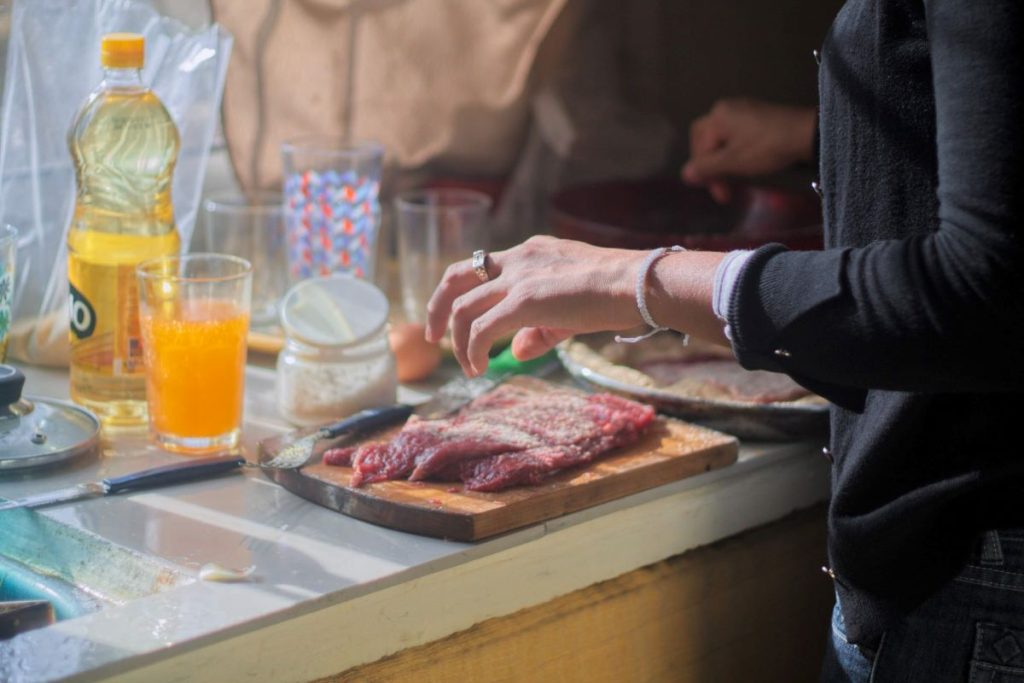 Prepare a meal for your father Eat outside