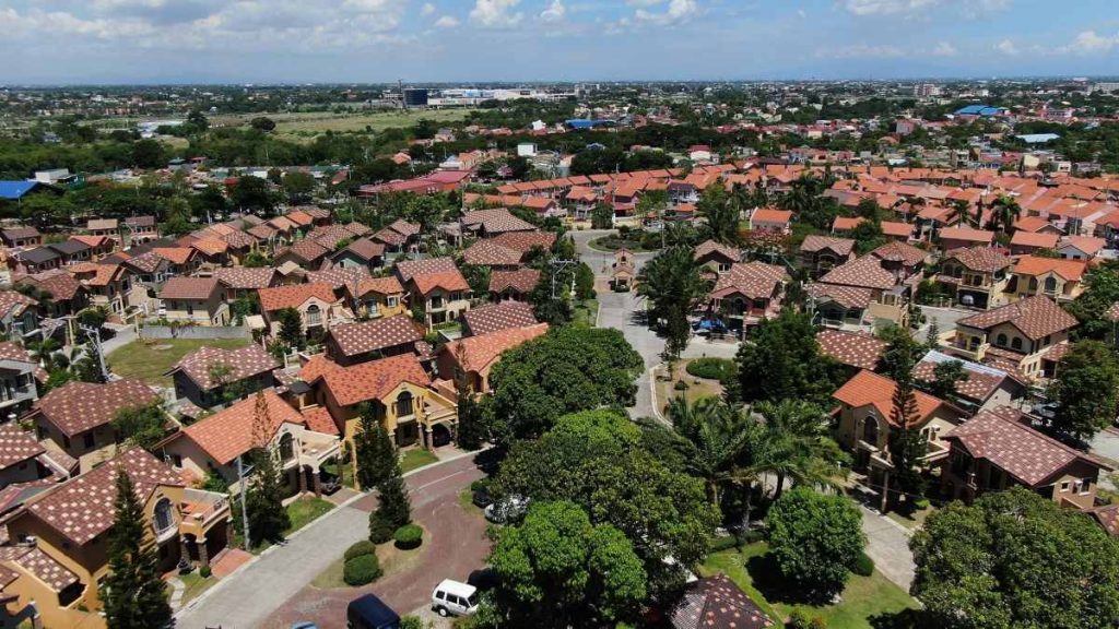 What are the things to consider when buying a home in Daang Hari