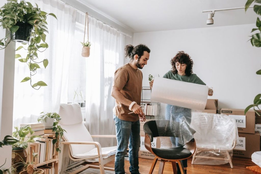 photo-of-a-couple-packing-their-things