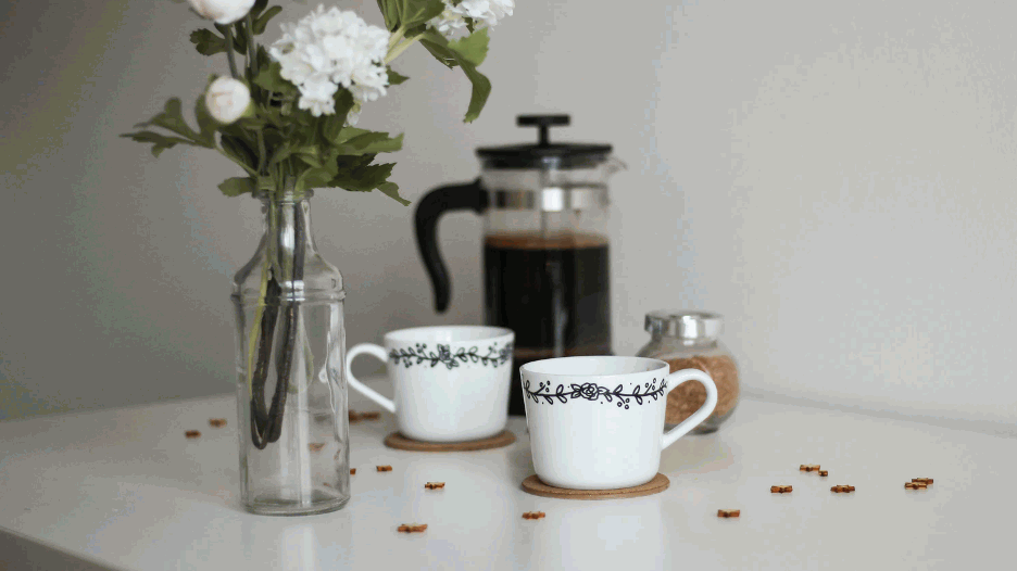 photo-of-a-french-press-and-coffee-cups