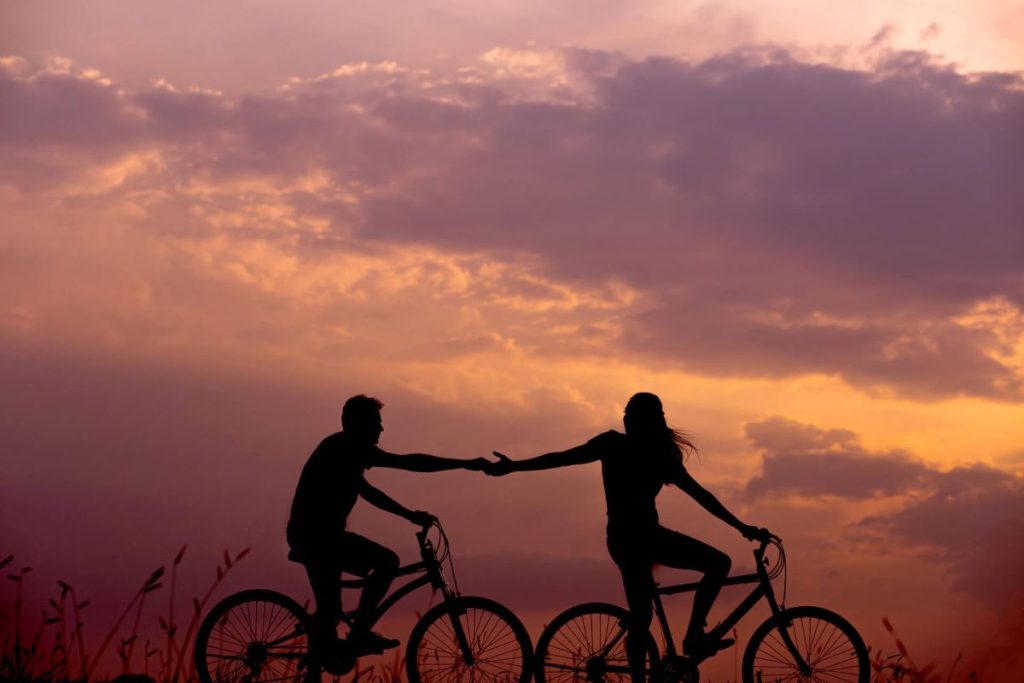 romantic-couple-in-bikes