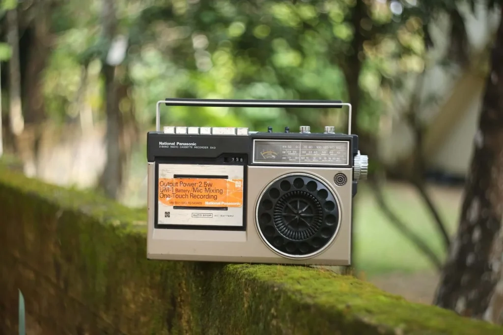 Battery-powered-or-Hand-cranked-Radio