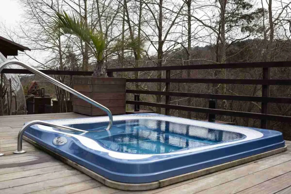 Outdoor-Hot-tub
