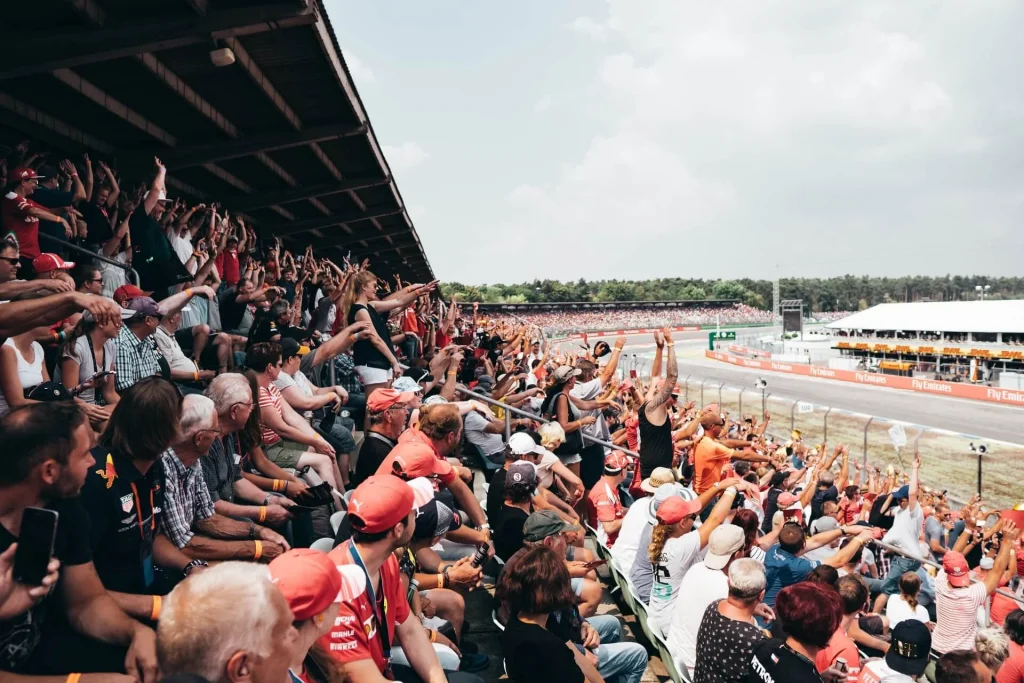 Spectators-watching-F1