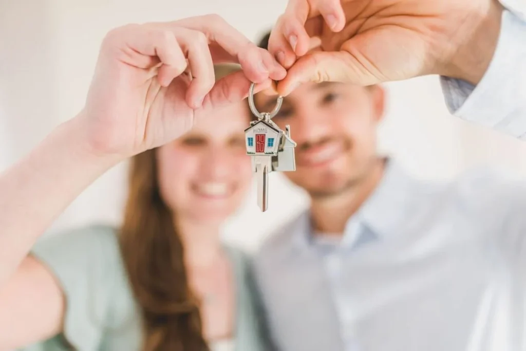 photo of a couple holdings their house keys