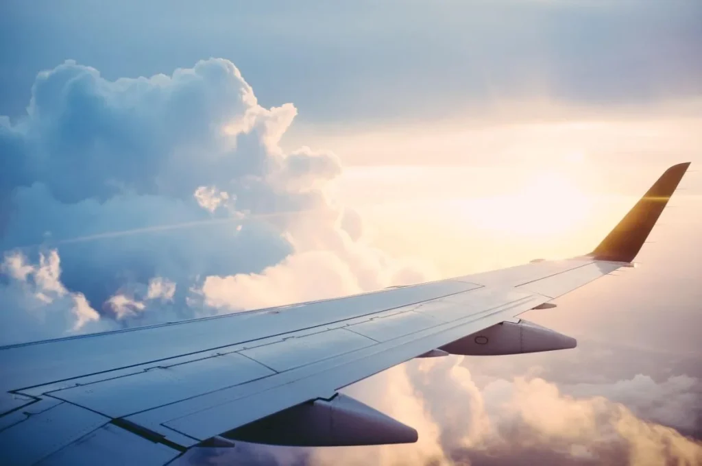 photo of a plane wing