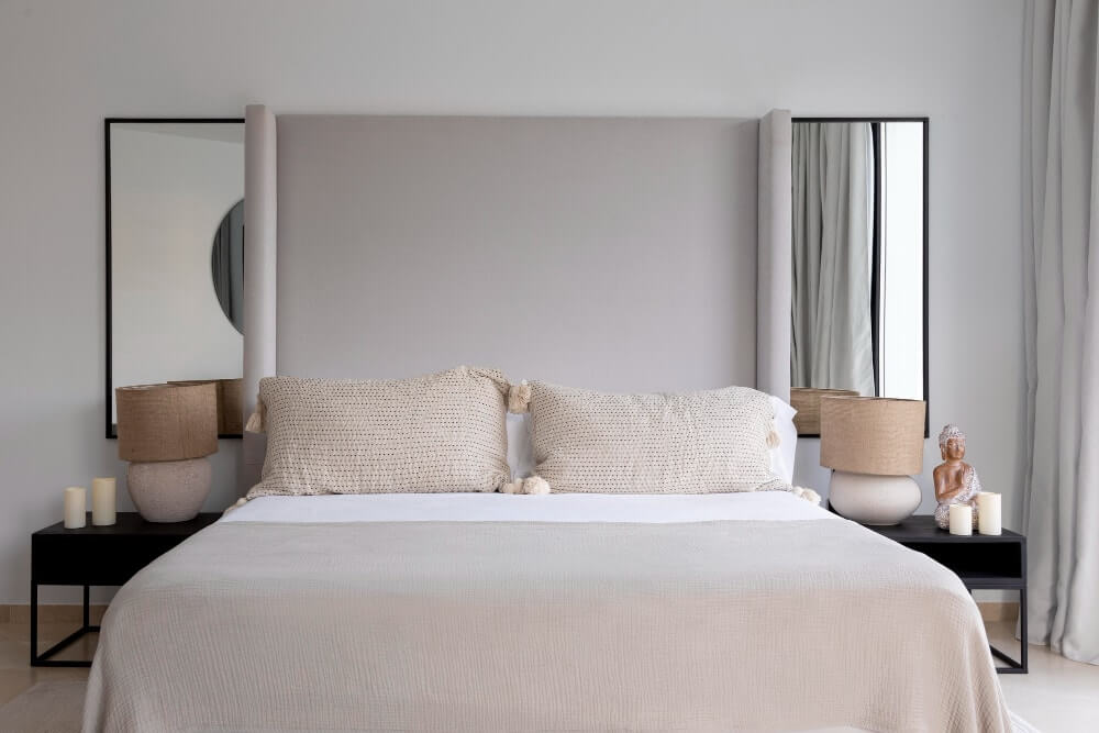 The impact of mirrored furnitures and mirrored surfaces in the bedroom
